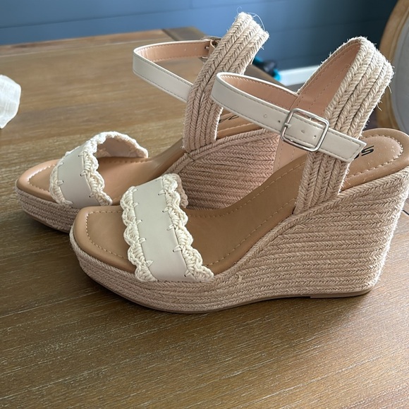 SODA Crochet Leather Wedges Size 9 - Picture 4 of 6